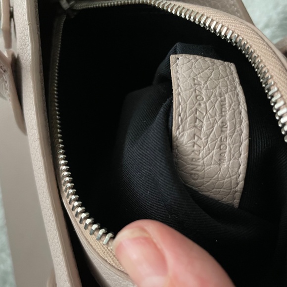Saint Laurent Sac De Jour in Grained Leather (Baby) in color Poudre (soft mauve) - Picture 10 of 15